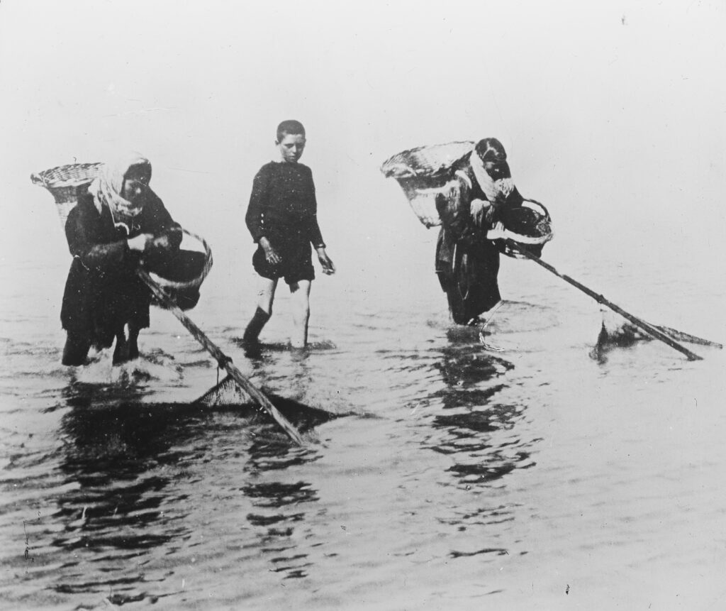 J54-Foreshore-rights-shrimpers J54-Foreshore-rights-shrimpers